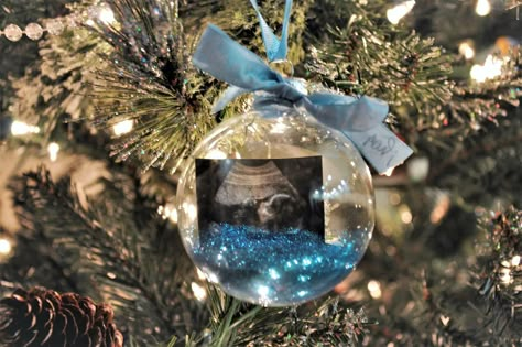 Winter Theme Gender Reveal Party Ideas, Gender Christmas Reveal, Gender Reveal Ornament Diy, Christmas Gift Gender Reveal, Christmas Ornament Gender Reveal, Gender Reveal Christmas Ornament, Christmas Gender Reveal Photoshoot, Christmas Present Gender Reveal, Gender Reveal Christmas Tree