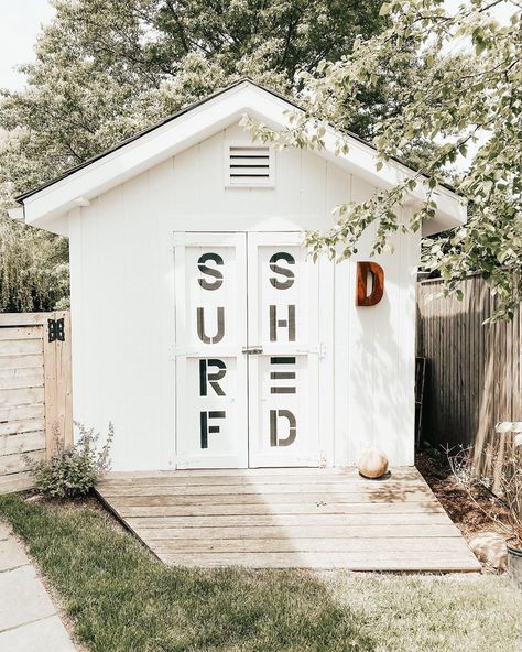 Surf Shed, Shed Inspiration, Surf Shacks, Photo Surf, Surfboard Storage, Small Garden Shed, Surf House Decor, Beach Shacks, Surf Room