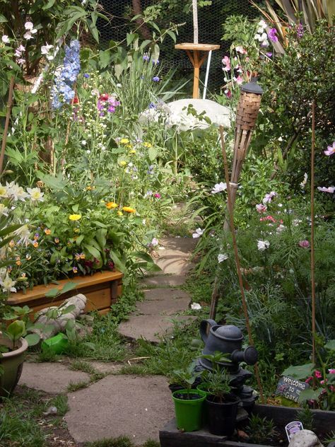 Urban Cottage Garden, Allotment Inspiration, Tiny Greenhouse, Cottage Garden Plan, Hobbit Garden, Prayer Garden, Garden Retreat, Living Vintage, Cottage Garden Design