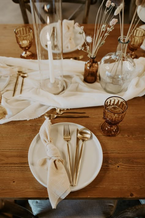 Cream gold amber plate setting. Wedding table setting. Amber and cream wedding All Brown Party Decorations, Gold Wedding Utensils, Amber Dishes Table Setting, Brown And White Table Setting, Gold Plate Table Setting, Cream Plates Table Setting, Simple Table Set Up Wedding, Rustic Modern Table Setting, Natural Table Scape