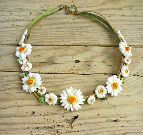 Daisy necklace White daisy necklace Floral by JewelryByCompliment Garden Flower Wedding, Spring Garden Flowers, Daisy Jewelry, Daisy Necklace, White Daisy, Jewellery Handmade, Garden Flower, Handmade Jewelry Gift, Necklace White