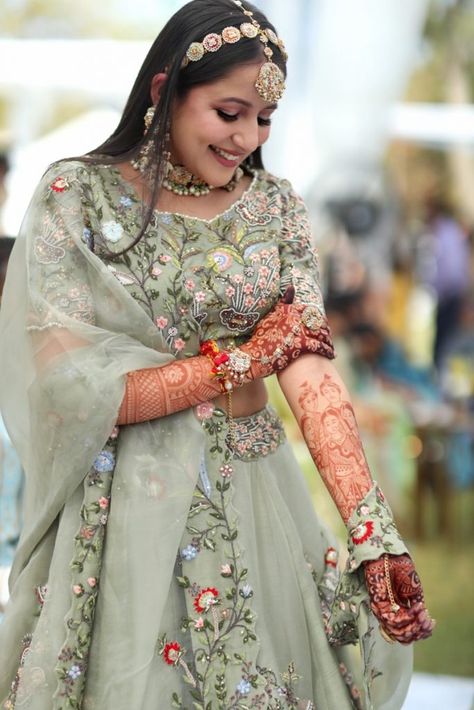 Cute Little Tale Of Sooksham And Priya | Weddingplz Mehendi Poses, Portraits Ideas, Mehendi Outfit, Mehendi Outfits, Indian Bridal Photos, Lehenga Designs Simple, Designer Kurti Patterns, Green Lehenga, Bridal Dress Fashion