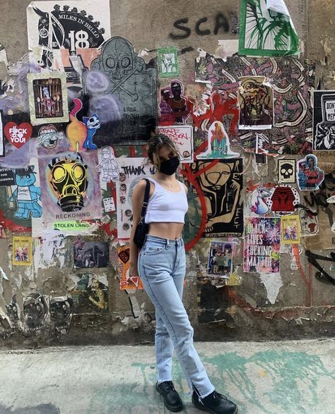 Graffiti Wall Photoshoot Outfits, Graffiti Wall Insta Pics, Mural Wall Picture Poses, Senior Picture Ideas Streetwear, Brick Wall Photoshoot Ideas Aesthetic, Graffiti Poses Photo Shoot, Graffiti Picture Ideas, Senior Picture Graffiti Wall, Grafitti Photo Shoot