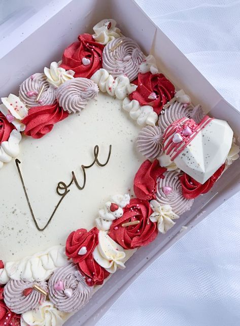 Sheet cake decorated in a Valentines Day theme. Complete with chocolate love hearts Big Red Cake, Sheet Cake Decorated, Rectangle Cakes, Brownie Hearts, Love Topper, Alice Cake, Valentines Cakes And Cupcakes, Sheet Cakes Decorated, Traybake Cake