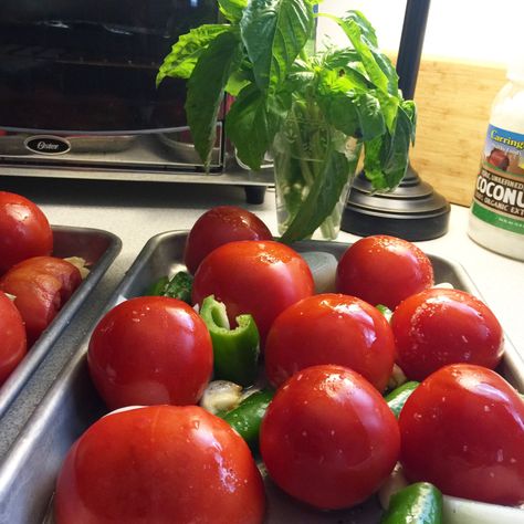 Roasted Beefsteak Tomato & Sweet Basil Pasta Sauce – The Perfect Bite Peel Tomatoes, Extra Tomatoes, Fresh Tomato Sauce Recipe, Canning Sauces, Roast Tomatoes, Canning Pressure Cooker, Vegetable Pasta Bake, Vegetarian Spring Rolls, Canning Tomatoes Recipes