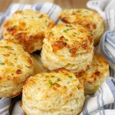 Cheese and chive scones are packed with rich cheddar taste, perfect for breakfast or to serve as a side for hearty soups and stews. Buttermilk Scone, Cheddar Chive Biscuits, Cheese And Chive Scones, Chive Scones, Savory Scones Recipe, Buttermilk Scone Recipe, Chive Biscuits, Easy Scone, Savoury Scones