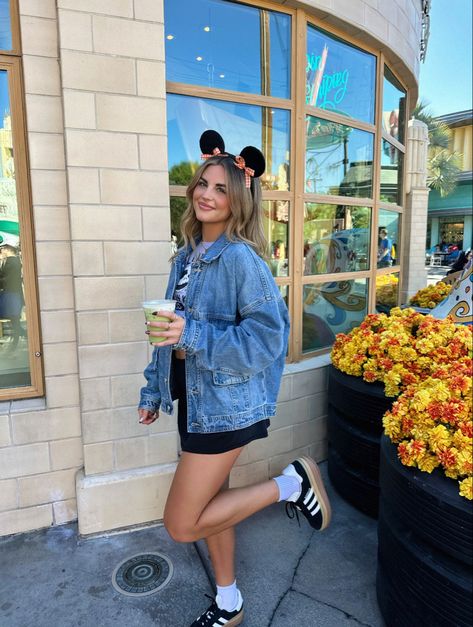 #disney #disneyland #disneyoutfit #ootd Disneyland Outfits Aesthetic Fall, Kourtney Kardashian Disneyland, Disneyland Trip Outfits, Fall Disneyland Outfits Women, Disneyland Outfits December, Comfy Disney Outfits Winter, Subtle Disney Outfits, Winter Disney World Outfits, Disneyland Outfits Fall