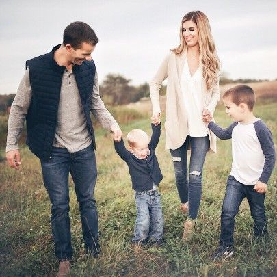 Family Photo Outfits Winter, Fall Family Outfits, Portret Feminin, Family Portrait Outfits, Family Photo Colors, Winter Family Photos, Fall Family Portraits, Fall Family Photo Outfits, Family Photoshoot Outfits