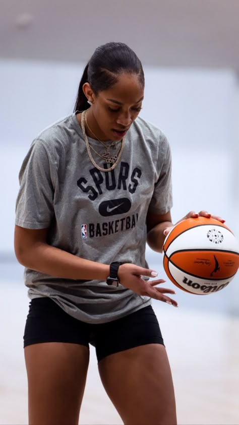 Womens College Basketball, Wnba Women, Aja Wilson, A'ja Wilson, Basketball Tryouts, Woman Basketball, Ja Morant Style, Basketball Workouts Training, Deuteronomy 31 6