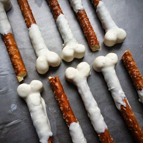 Sticks and stones may break my bones. Pretzel rods, white chocolate and mini marshmallows make for a tasty sweet and salt treat. So easy ... Halloween Bones, Christine Mcconnell, Halloween Pretzels, Halloween Deserts, Fun Halloween Food, Easy Halloween Food, Halloween Food Treats, Pretzel Sticks, Pretzel Rods