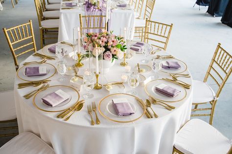 Spring Floral Centerpieces, Wedding Table Settings Purple, Bright And Airy Wedding, Purple Table Settings, Purple Napkins, Deco Violet, Spring Wedding Reception, Purple Wedding Tables, Gold Table Decorations