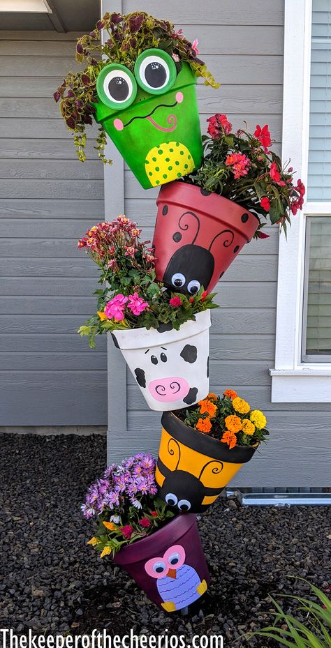 Topsy Turvy Planter, Christmas Crate, Crate Train, Pot Craft, Pots Diy, Clay Pot Projects, Flower Pot People, Flower Pot Art, Diy Flores