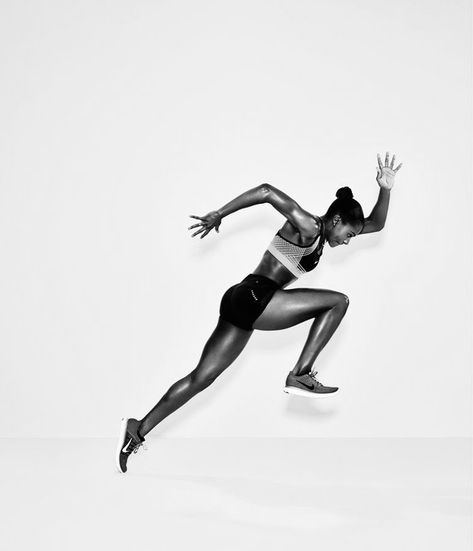 Fitness Action Shots, Personal Training Photoshoot, Black And White Sports Photography, Fitness Black And White, Fitness Model Poses, Track Photoshoot, Run Photography, Athletic Photoshoot, Pose Mannequin