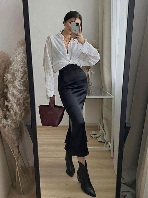 21fe5b8ba755eeaece7a450849876228desc52224912ri Outfits With Cowboy Boots, Cowboy Boot Outfits, Amazing Outfits, Looks Chic, The 80s, How To Look Classy, Office Outfits, Elegant Outfit, Cowgirl Boots