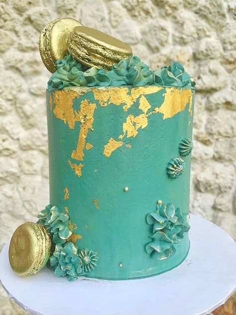 Cake With Gold Leaf, Gold Foil Cake, Beatles Cake, Cake With Gold, Edible Gold Leaf, Mini Cakes Birthday, Edible Gold, 19th Birthday, Gold Cake