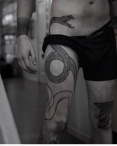 Tattoo Lower Leg, Lower Belly Tattoo, Thigh Tattoo Men, Hairstyles Tiktok, Thigh Tat, Tatted Men, Waist Tattoos, Belly Tattoo, Prison Tattoos