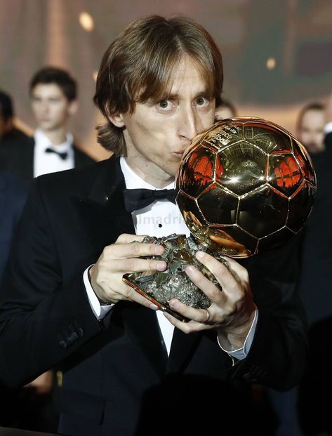 Luka Modric kissin the ballon d'Or... Sich a cute person 😍❤️... He really deserves it... All the best lukita ❤️ Modric Real Madrid, Croatia Flag, Luka Modric, Real Madrid Wallpapers, Football Tips, Madrid Wallpaper, Real Madrid Players, Free Football, Best Football Team