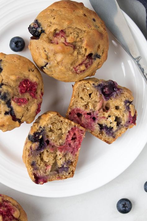 Mixed Berry Muffins Oats And Yogurt, Muffins With Yogurt, Fiber Muffin, Berry Muffin Recipe, Mixed Berry Muffins, Berry Oatmeal, Fruit Muffins, Healthy Muffin, Berry Yogurt