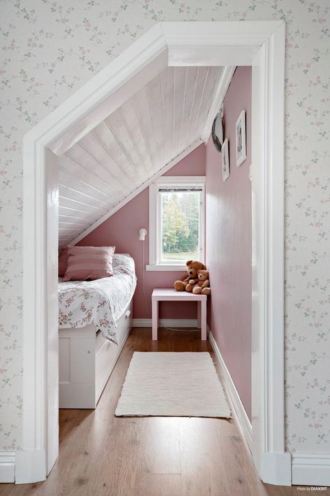 Sloped Ceiling Bedroom Kids, Attic Kids Bedroom, Slanted Ceiling Bedroom, Attic Room, Attic Bedrooms, Attic Spaces, Attic Remodel, Loft Room, Sleeping Loft