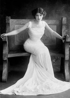 The most beautiful women of the Edwardian era The Edwardian Era, British Actresses, Edwardian Era, Trend Forecasting, Vintage Glamour, Asian Fashion, How To Run Longer, Sheath Wedding Dress, Photography Tips