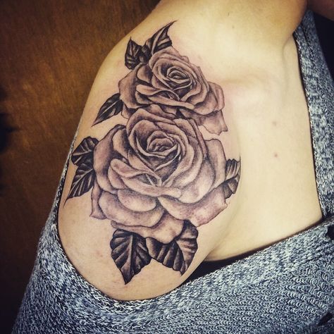 #rose #tattoo #shoulder #rosetattoo #shouldertattoo Roses Over Shoulder Tattoo, Front Shoulder Rose Tattoos For Women, Back Shoulder Rose Tattoos For Women, Shoulder Cap Rose Tattoo, Black Rose Tattoo Shoulder, Noir Tattoo, Tattoo Main, Front Shoulder Tattoos, Floral Tattoo Shoulder