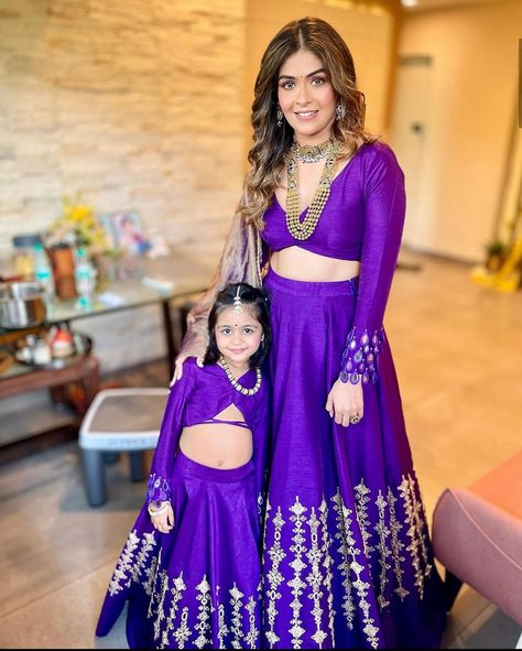 Mother Daughter Fashion Indian, Babies Frocks, Mothers Daughter, Mommy Daughter Dresses, Caricature Art, Baby Birthday Dress, Mother Daughter Fashion, Kids Dress Collection, Kids Party Wear