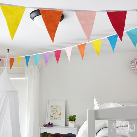 How to Make a Felt Banner - Tip Tuesday | The DIY Mommy Diy Bunting Banner, Diy Pennant Banner, Banner Tutorial, Kids Banner, Cake Stall, Rainbow Bedroom, Felt Bunting, Diy Mommy, Bunting Diy