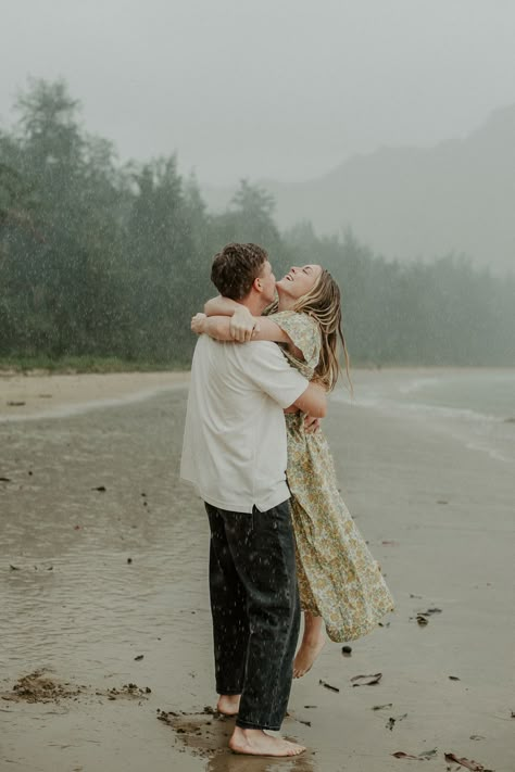 Overcast Beach, Rainy Beach, Rainy Photoshoot, Rainy Engagement Photos, Pre Wedding Photoshoot Beach, Couple In Rain, Rainy Photos, Rainy Day Photos, Hawaii Sunset