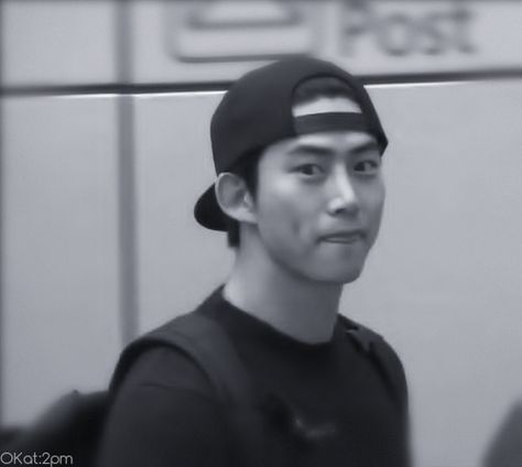 Taec with cute backwards cap and dimples <3 Cap Hat Drawing Reference, How To Draw A Backwards Hat, Baseball Hat Backwards, Backwards Hat Reference, Backwards Cap Drawing Reference, Backward Cap Outfit, Backwards Cap Drawing, Backwards Cap Guy, Backwards Hat Men