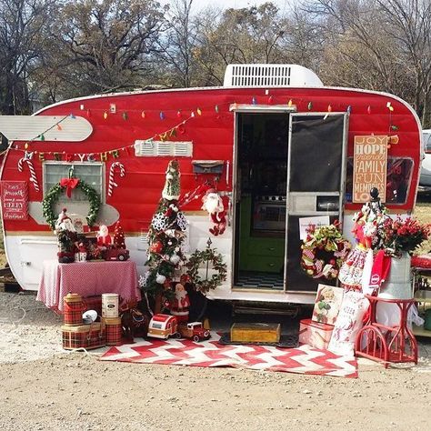 Outstanding 13 Awesome Camper Christmas https://camperlife.co/2019/07/04/13-awesome-camper-christmas/ The holidays are an excellent time to generate a more personal connection with those who support your small business. They are the perfect opportunity... Christmas Trailer, Decorating Your Rv, Camper Christmas, Camping Planning, Ceramic Cafe, Vintage Campers Trailers, Vintage Caravans, Retro Campers, Outdoor Gifts