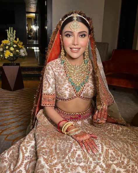 Elegant Sheeshphool Designs We Spotted On Modern Brides Sheeshphool Designs, Sheesh Phool, Open Hair, Bridal Jewelry Sets Brides, Sleek Bun, Open Hairstyles, Bride Photo, Alia Bhatt, Bridal Jewelry Sets