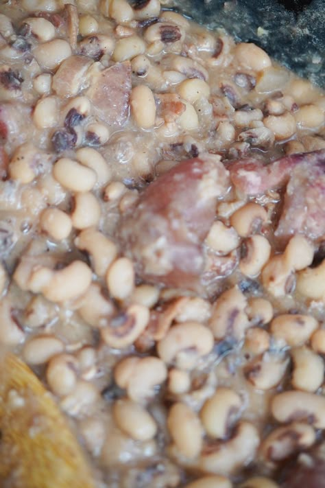 Southern Black Eyed Peas Recipe Blackeyed Pea Recipes, Black Eyed Peas Recipe, Lucky Food, Comfort Food Southern, Pea Recipes, Christmas Food Dinner, Southern Cooking, New Year's Day, Peach Cobbler