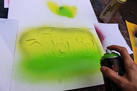 DIY Sprüh-Anleitung: dein Name als Stencil-Graffiti | Spraybar Stencil Graffiti, Keno, Graffiti, Quick Saves, Art