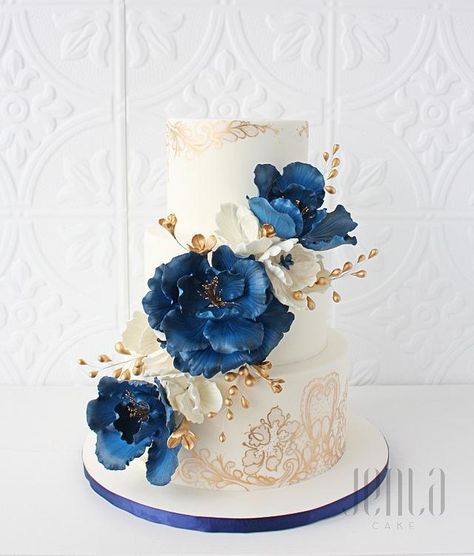 Wedding Cake Minimalist, Royal Blue Wedding Cakes, Royal Blue Cake, Wedding Cake Marble, Navy Blue And Gold Wedding, Elegant Birthday Cakes, Buttercream Wedding Cake, Floral Wedding Cakes, Romantic Wedding Cake