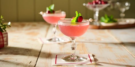 Mistletoe Martini Recipe, Mistletoe Martini, Popular Mixed Drinks, November Recipes, Slow Cooker Ham Recipes, Peppermint Martini, Streusel Bars, Christmas Martini, Holiday Beverages