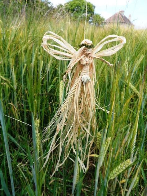 Raffia fairy. https://www.etsy.com/listing/195914073/lammas-barley-faerie-fairy-handmade-corn?utm_source=Pinterest&utm_medium=PageTools&utm_campaign=Share Wheat Craft, Pagan Yule, Corn Dolly, Pagan Crafts, Nature Projects, Colour Photo, Creation Art, Theme Nature, Witchy Crafts