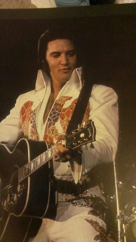 Elvis in concert Elvis Performing, Evil Kenevil, Elvis 70s, Black Elvis, Elvis Aloha From Hawaii, Elvis Presley Concerts, Elvis Collectors, Elvis Art, Elvis Jumpsuits