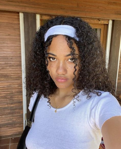 indie girl curly hair Rugby Hairstyles, Curly Hair Headband, Hairband Hairstyle, Dyed Hairstyles, Mixed Curly Hair, Cute Curly Hairstyles, Curly Hair Styles Easy, Hairdos For Curly Hair, Natural Curls Hairstyles