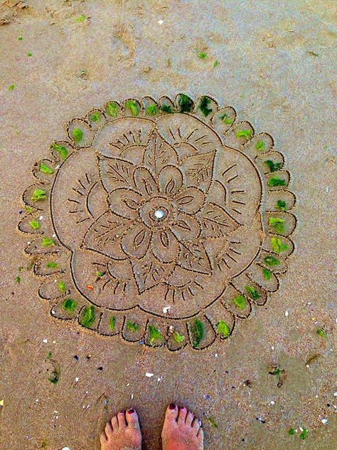 Sand Mandala, Sand Drawing, Shinrin Yoku, Recreation Therapy, Nature Craft, Sacred Circle, Hippie Wedding, Forest Bathing, Sand Art