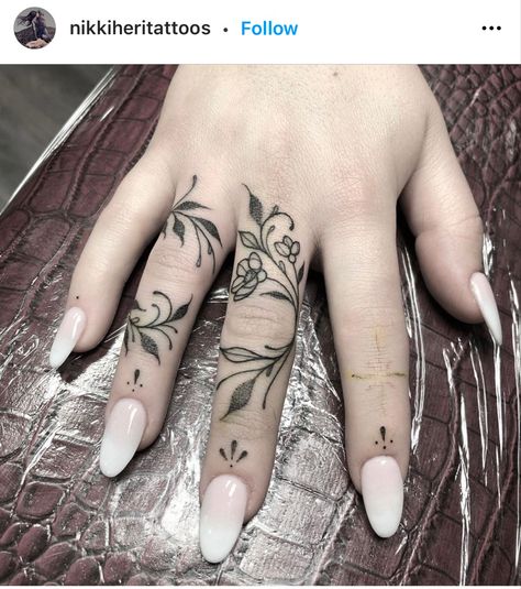 Tattoo Main, Cool Finger Tattoos, Thumb Tattoos, Small Finger Tattoos, Finger Tattoo For Women, Knuckle Tattoos, Hand And Finger Tattoos, Ring Finger Tattoos, Pretty Hand Tattoos