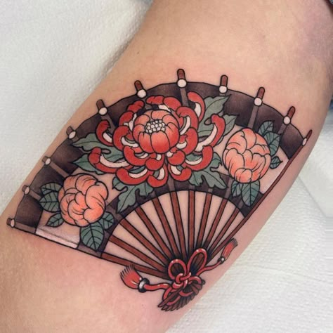 A N A A L M A G R O on Instagram: “Cositas bonitas para @pauulasaar 🌷 Gracias linda! Hecho en @blackship.bcn 🤍 *Info DM* • • • • #traditionalspain #traditionaltattoo…” Trad Fan Tattoo, Ornamental Fan Tattoo, Japanese Fan Tattoo Traditional, Fan Flower Tattoo, Japanese Tattoo Art Sleeve, Traditional Fan Tattoo, Asian Fan Tattoo, Japanese Traditional Tattoo Flash, Asian Traditional Tattoo