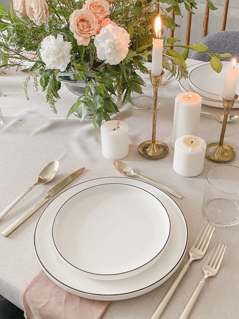 Classic Table Setting Home, Dinner Table Setting Aesthetic, Plate Set Up On Table, Modern Place Setting Home, Set Table Ideas Everyday, Table Settings Everyday Modern, Aesthetic Dining Table Decor, Table Plates Decor, Simple Table Set Up