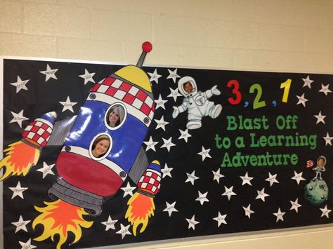 Space Bulletin Boards, Space Theme Classroom, Art Bulletin Boards, Space Classroom, Preschool Bulletin, Welcome To School, Preschool Bulletin Boards, Back To School Bulletin Boards, Bulletin Board Ideas