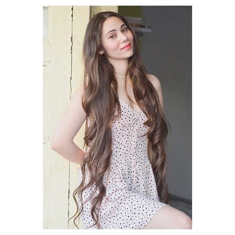 Ayza Khan Pics, Ayeza Khan New Pics, Ayeza Khan Hot Pic, Nora Fatehi Bodycon Dress, Arishfa Khan Hot Dress, Layered Cuts, Cant Wait, Female Images, V Shape