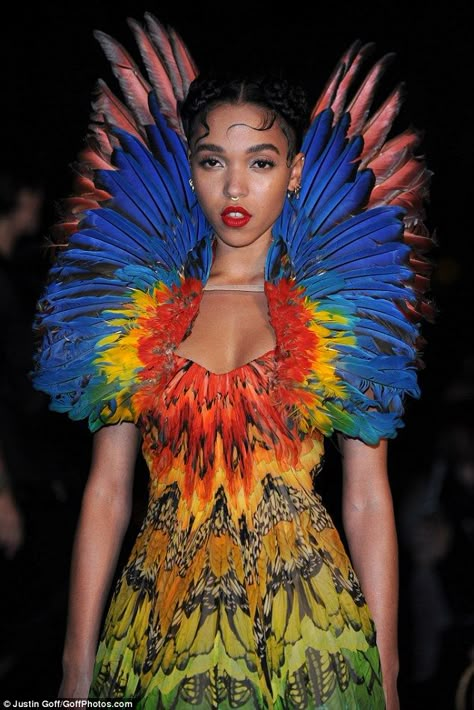 FKA twigs wears famous Alexander McQueen Birds Of Paradise gown #dailymail Feather Textiles, Beauty Exhibition, Alexander Mcqueen Savage Beauty, Goth Prom, Bird Fashion, Paradise Dress, Bird Print Dress, Fka Twigs, Savage Beauty