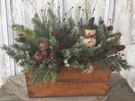 Christmas Boxes Decoration, Winter Floral Arrangements, Antique Wooden Boxes, Holiday Table Decor, Winter Centerpieces, Christmas Flower Arrangements, Christmas Floral Arrangements, Christmas Centerpieces Diy, Winter Floral