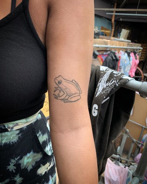 Frog Tattoo Arm, Whites Tree Frog Tattoo, Little Frog Tattoo, Simple Frog Tattoo, Small Frog Tattoo, Traditional Frog Tattoo, Cute Frog Tattoo, Frog Tattoo Design, Stickandpoke Tattoo