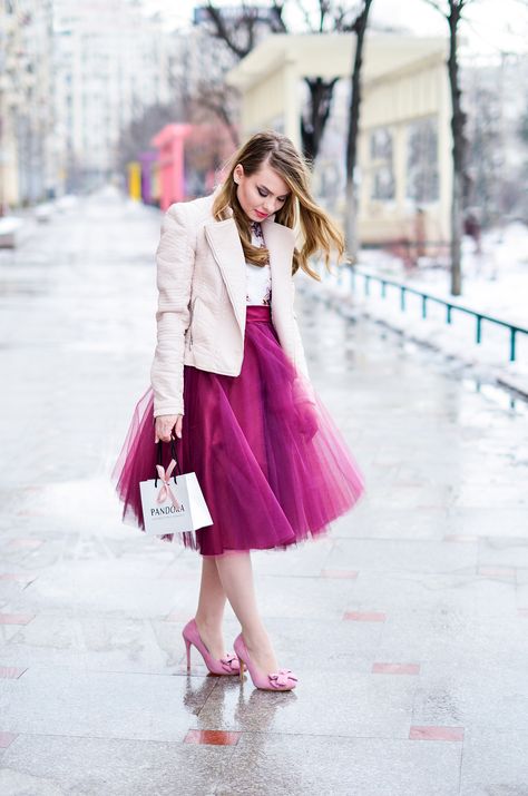 burgundy tulle skirt pink romantic outfit Pink Skirt Outfits, Tutu En Tulle, Cute Valentines Day Outfits, Tulle Skirts Outfit, Tule Rok, Pink Tulle Skirt, Moda Chic, Romantic Outfit, Valentine's Day Outfit