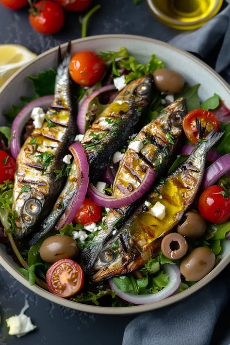 A refreshing and healthy salad with grilled sardines and Mediterranean flavors. Grilled Fish Salad, Fresh Sardines Recipes, Mediterranean Dishes Healthy, Sardines Salad, Anchovies Recipes, Sardines Recipes, Blueberry Pancakes Easy, Sardine Salad, Grilled Sardines