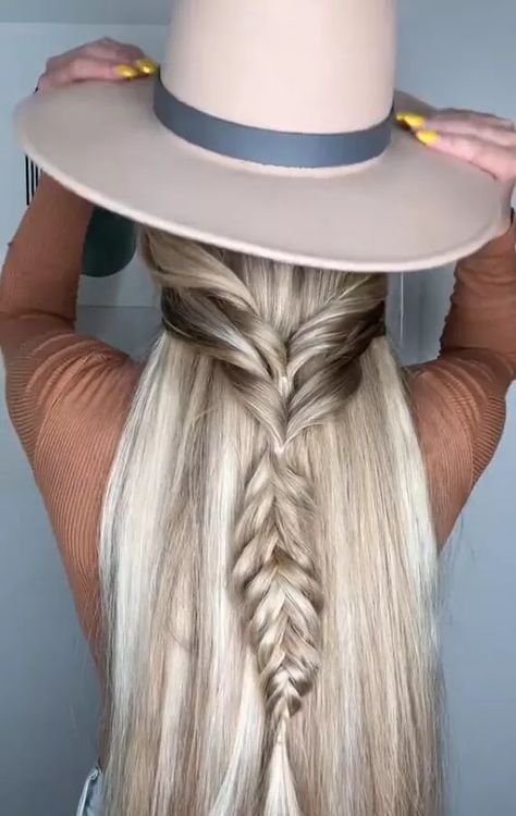 I love wearing a wide-brim hat in the fall, but I also like my hair to look on point as well. I’m going to show you a hairstyle that looks beautiful with your fall hat. Brim Hat Hairstyles, Cowgirls Hairstyles, Flipped Ponytail, Two Ponytails, Fall Hat, Half Ponytail, A Hairstyle, Flat Brim Hat, Rustic Wedding Diy